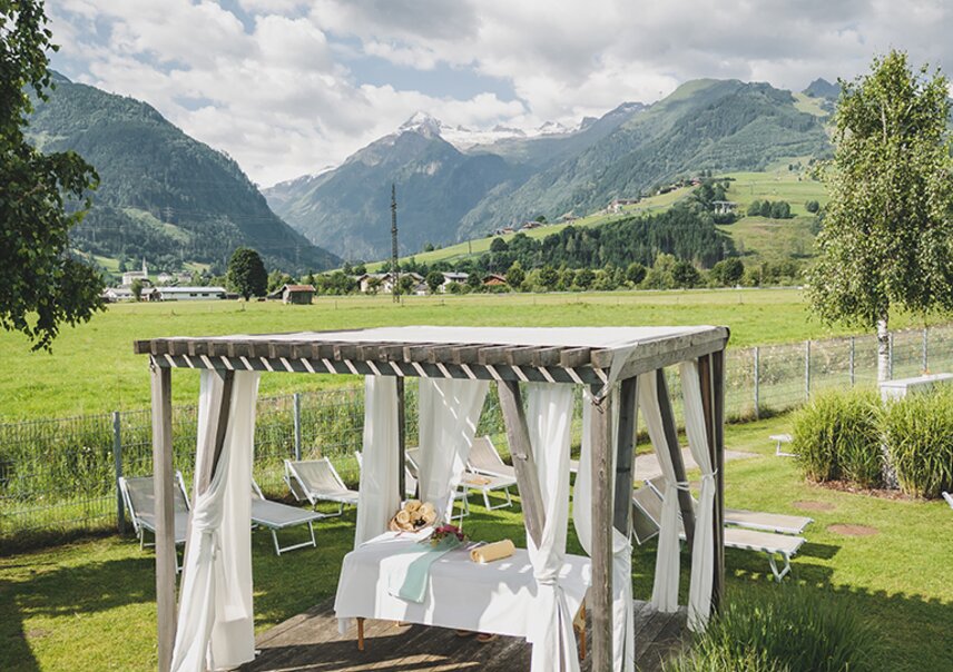 Rustikale Holzpergola mit Massagetisch vor Alpenkulisse | © © JFK Photography by Juergen Feichter