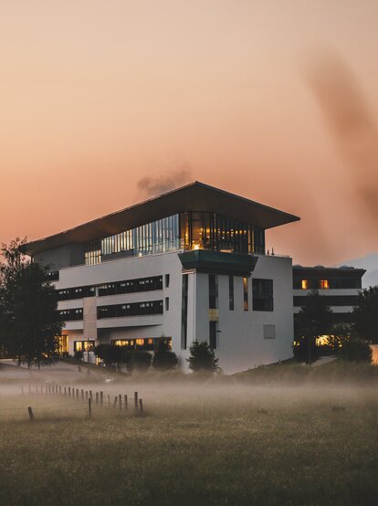 Beleuchteter Tauern SPA im Abendnebel vor Bergkulisse