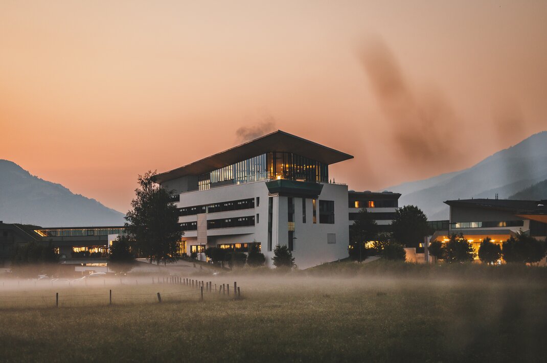 Beleuchteter Tauern SPA im Abendnebel vor Bergkulisse | © © JFK Photography by Juergen Feichter