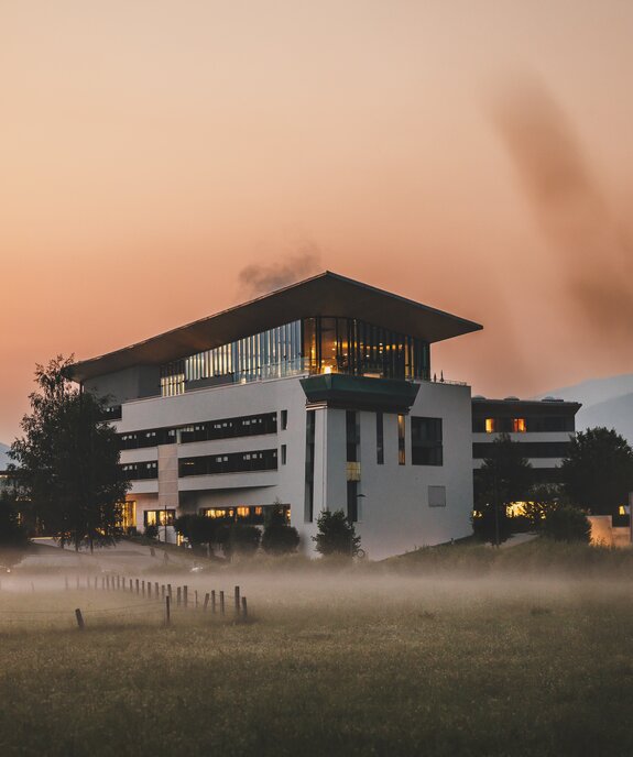 Beleuchteter Tauern SPA im Abendnebel vor Bergkulisse