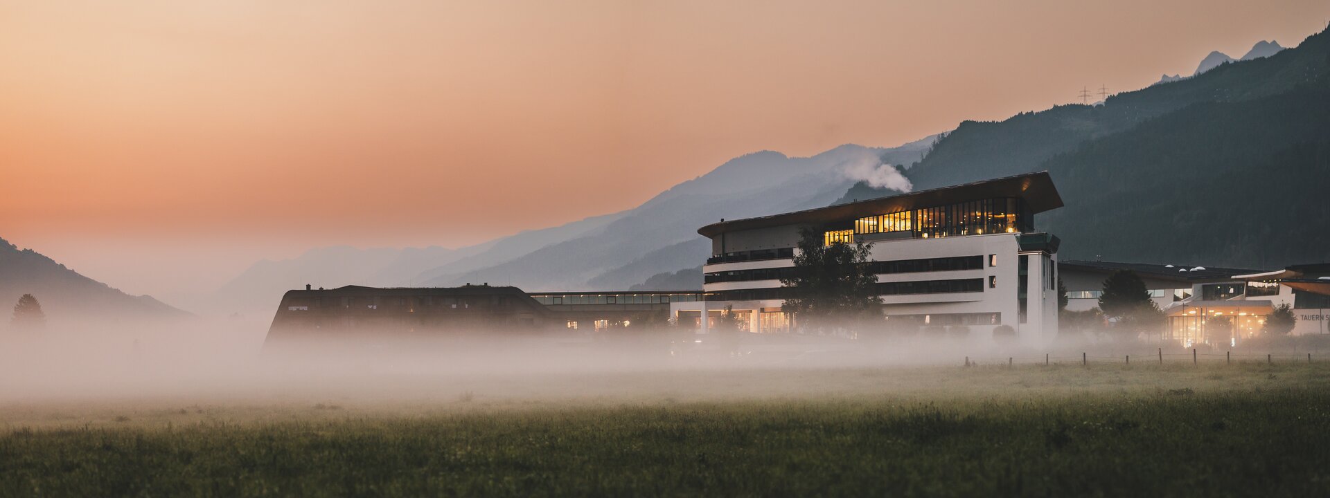 Beleuchteter Tauern SPA in nebliger Berglandschaft