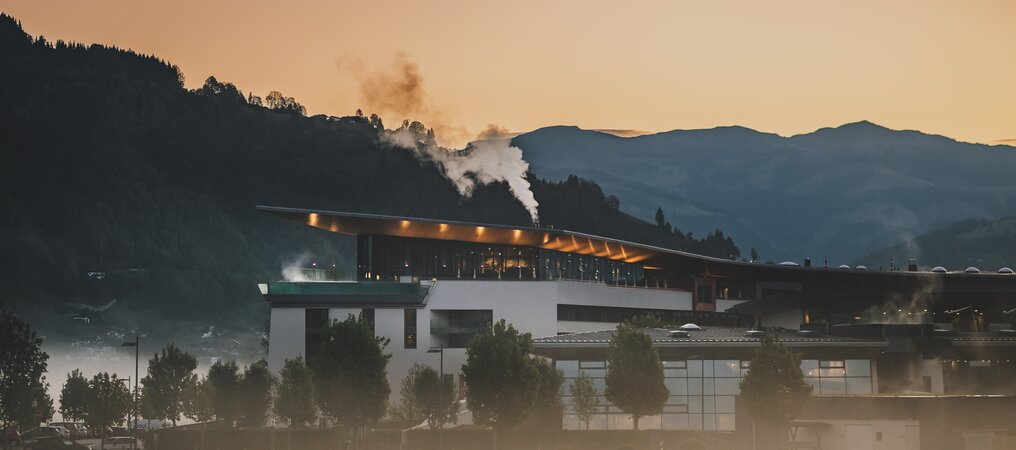 Tauern SPA in nebliger Bergkulisse