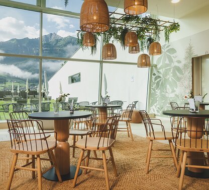 Helles Restaurant mit Bergblick und Holzmöbeln | © © JFK Photography by Juergen Feichter