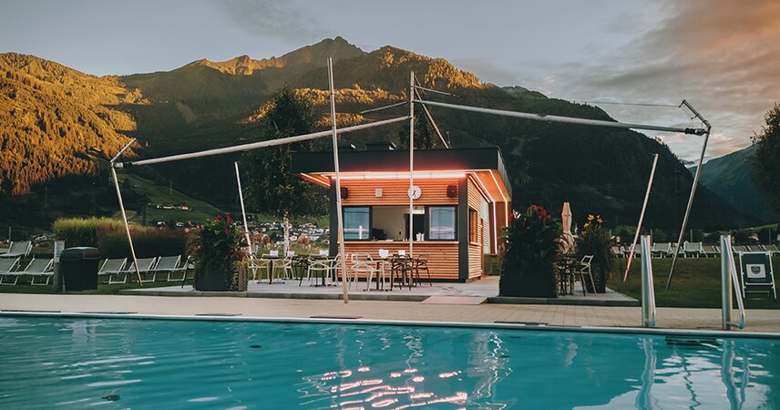 TAUERN SPA Kaprun Pool Schirmbar. PhotoCredit: JFK Photography © 2025 | © © JFK Photography by Juergen Feichter
