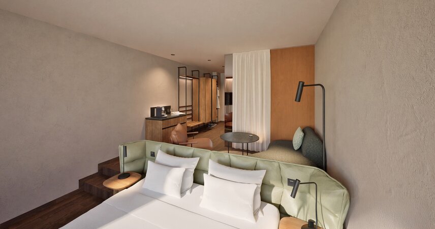 Modernes Hotelzimmer mit hellem Schlaf- und Wohnbereich