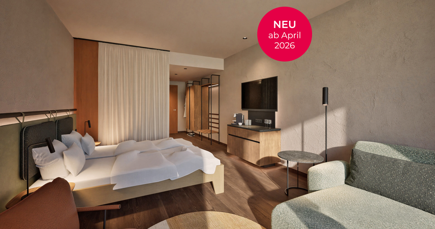 Modernes Hotelzimmer mit Doppelbett und Sofa