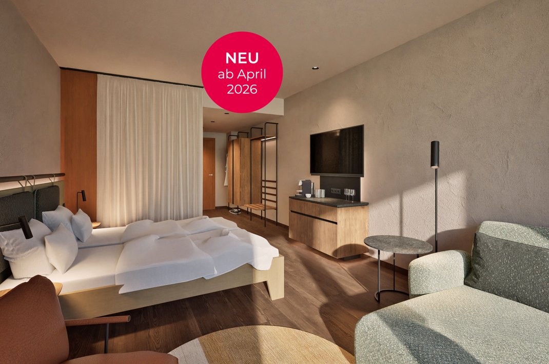 Modernes Hotelzimmer mit Doppelbett und Sofa