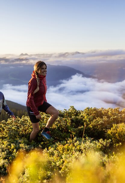 Wanderer auf Bergkamm mit Blick auf bewölktes Tal im Sommer | © Branislav Rohal - Mr-Offenblende.at