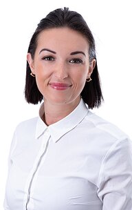 Lächelnde junge Frau im weißen Hemd