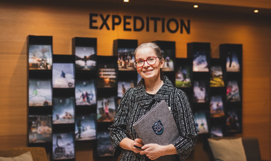 Lächelnde Frau mit Brille vor Ausstellungswand | © © JFK Photography by Juergen Feichter