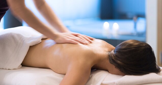 Woman lying on massage table, hands massaging her back | © © Gerry Mayer-Rohrmoser