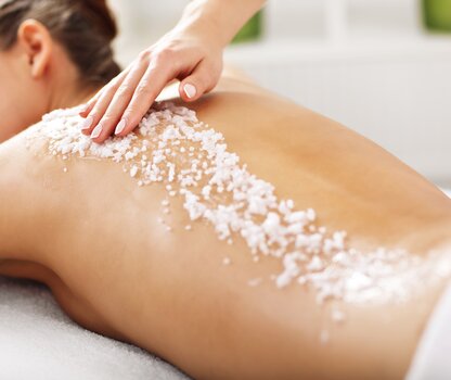 Rückenpeeling mit Salz und Öl im Spa | © Macniak